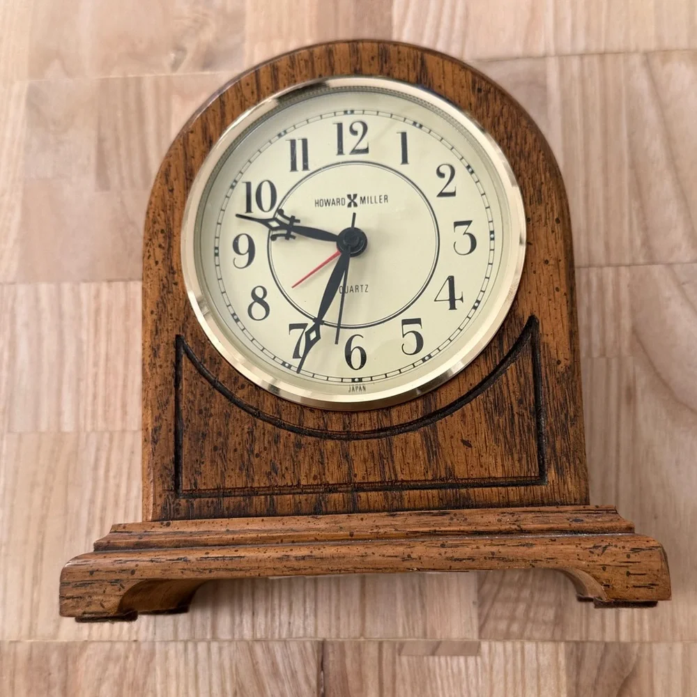 Howard Miller Rare Vintage Oak Wood Mantle Quartz Clock